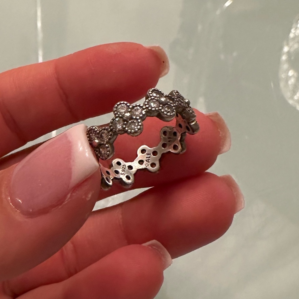 DISCONTINUED Stackable Pandora Ring flower clover
